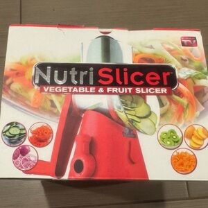 NEW IN BOX!!  Nutri Slicer Red Vegetable & Fruit Slicer